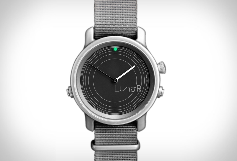 Güneş Enerjisi ile Şarj Olabilen Akıllı Saat LunaR Smartwatch