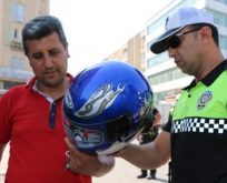 Polisten sürücülere kask