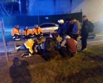 Kaza yapan motosikletlinin yardımına koşan 3 gence kamyon çarptı.