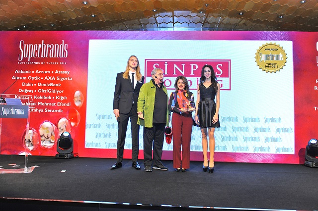 İKİNCİ KEZ ‘SÜPER MARKA’ SEÇİLEN SİNPAŞ, GURUR VEREN ÖDÜLÜNÜ ALDI