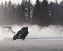 Suzuki GSXR 1000 ile Polaris RZR nin Buz Üstündeki Düellosu