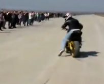 Polisin Önünde Lastik Yakan Motorcu