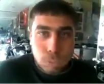 Ağzı Motosiklet sesi çıkaran adam