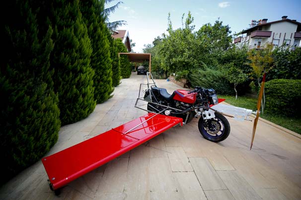 “Uçan motosiklet” hayaliyle motoruna kanat ve pervane taktı.